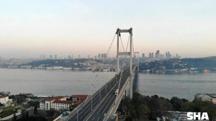 Sokağa çıkma kısıtlamasının 2'inci gününde de boş kalan 15 Temmuz Şehitler Köprüsü havadan görüntülendi