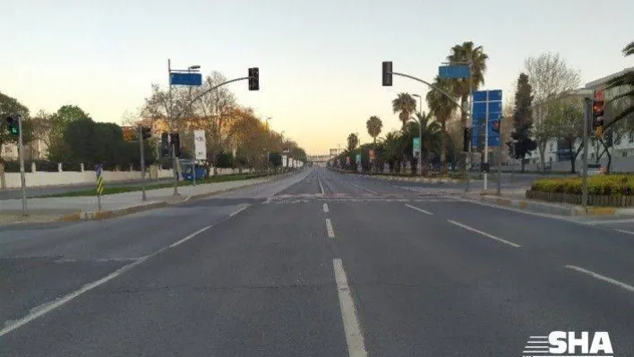 Sokağa çıkma kısıtlamasıyla İstanbul'da yollar boş kaldı