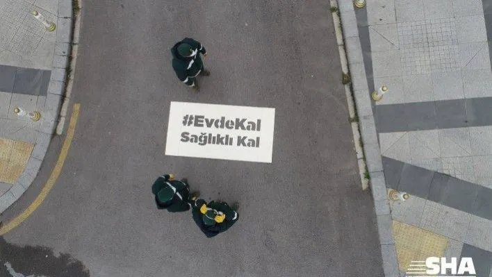 Sultanbeyli'de caddeler, sokaklar 'Evde Kal' diyor