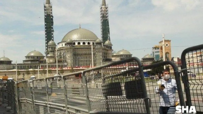 Taksim'de 1 Mayıs öncesi meydana çıkan yollar barikatlarla kapatıldı