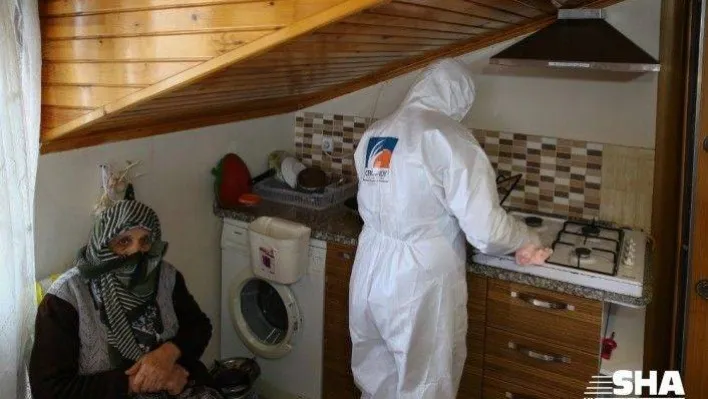 Türkçe konuşmayı bilmeyen 77 yaşındaki Hanım teyzenin yardımına belediye koştu