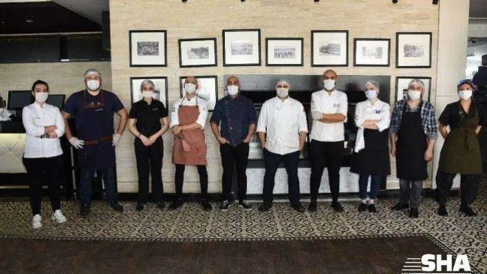 Türkiye'nin en iyi şefleri korona virüs tedbirleri nedeniyle sokağa çıkamayan Kadıköylü komşuları için mutfakta