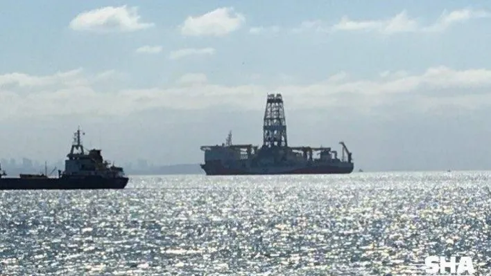 Türkiye'nin ilk yerli sondaj gemisi 'Fatih' Yenikapı açıklarında demirledi