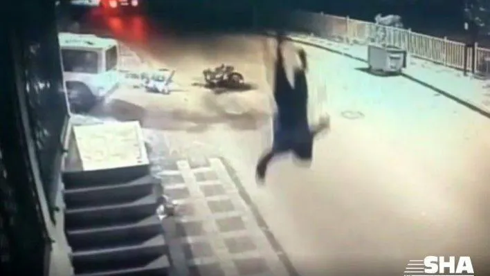 Ümraniye'de feci kaza: Motosikletli metrelerce havaya fırladı