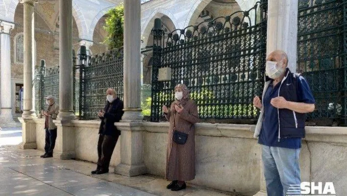 65 yaş üstü vatandaşlar yasağın kalkmasıyla Eyüpsultan Camii'ne akın etti