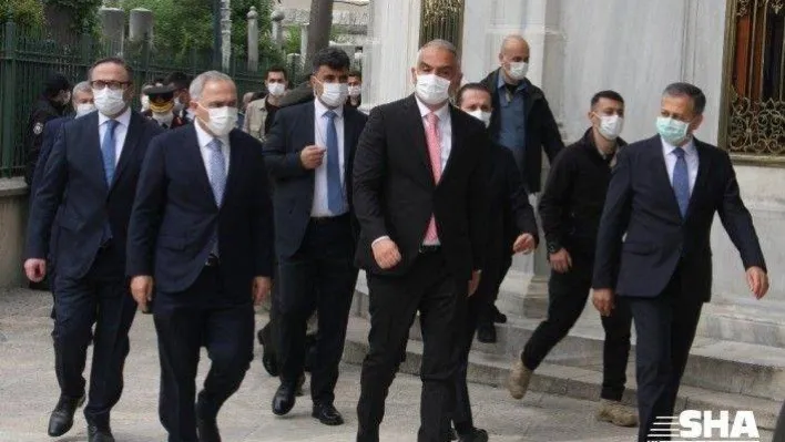 Bakan Ersoy, Fatih Sultan Mehmed Han'ın türbesini ziyaret etti