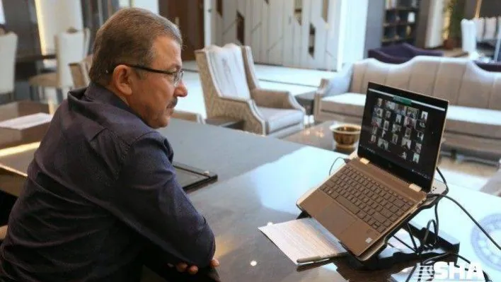 Başkan Deniz Köken kuaförlerle online toplantı yaptı