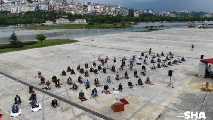 Beyoğlu polisinden cemaate hoparlörlü drone ile 'sosyal mesafe' uyarısı