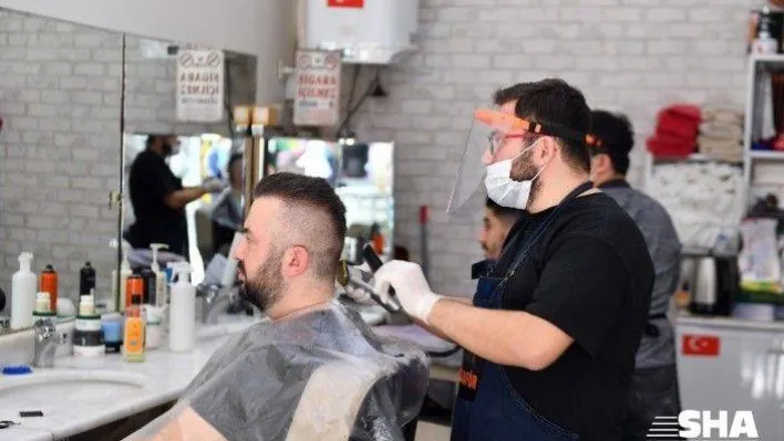 Beyoğlu'nda işbaşı yapan berberlere sağlık malzemeleri desteği