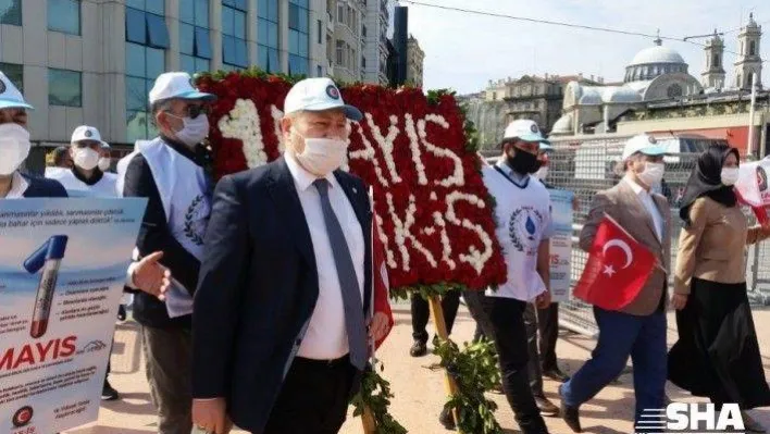 Birleşik Kamu İş Konfederasyonu Taksim'e çelenk bıraktı