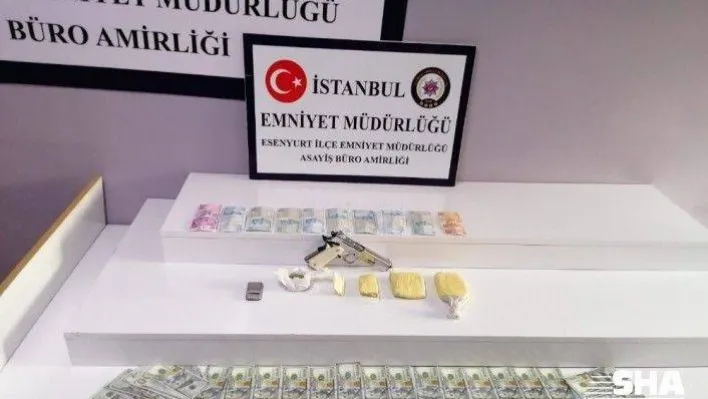 Esenyurt'te durdurulan otomobilde sahte 9 bin dolar ele geçirildi