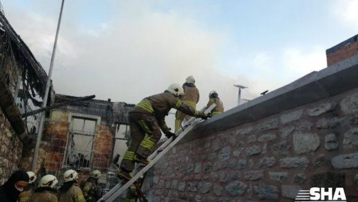 Fatih'te ahşap iki binada korkutan yangın