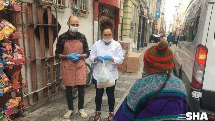 Kadıköy'de usta aşçı ve şefler, yaşlılara sıcak yemek dağıttı