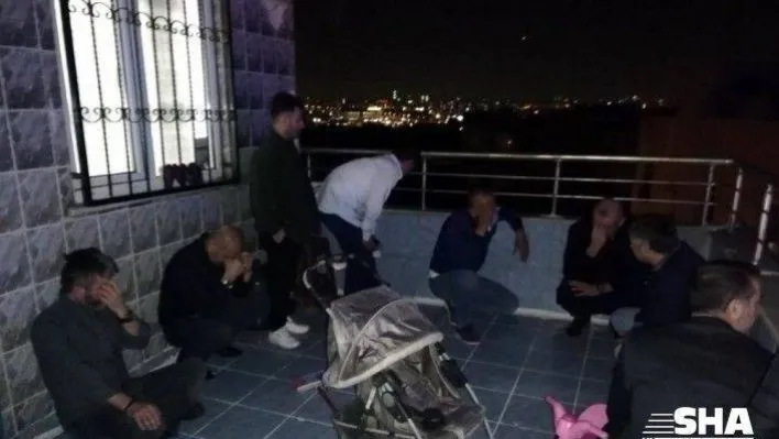 Kumar oynarken basıldılar, çatıya çıkıp kaçmaya çalışırken yakalandılar