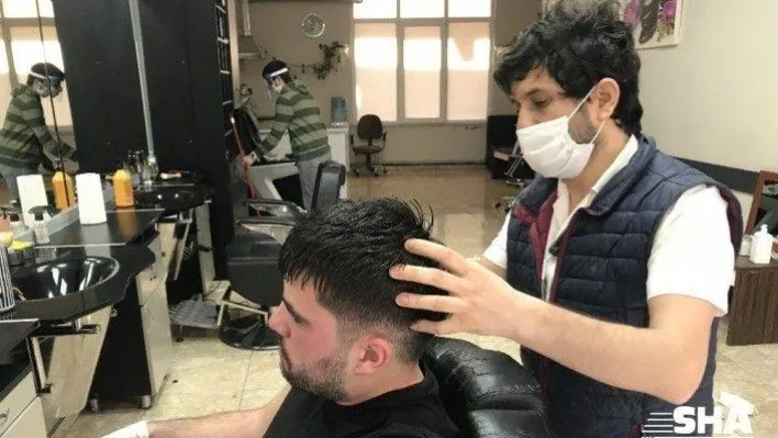 (Özel) 50 gün sonra ilk müşterisini alan berber: 'Sosyal mesafeyi koruyamıyoruz'