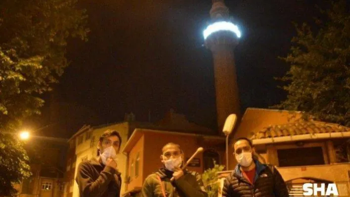 (ÖZEL) Davul çalıp, ilahi ve mani söyleyen ramazan davulcuları Tophane Geleneğini sürdürüyor