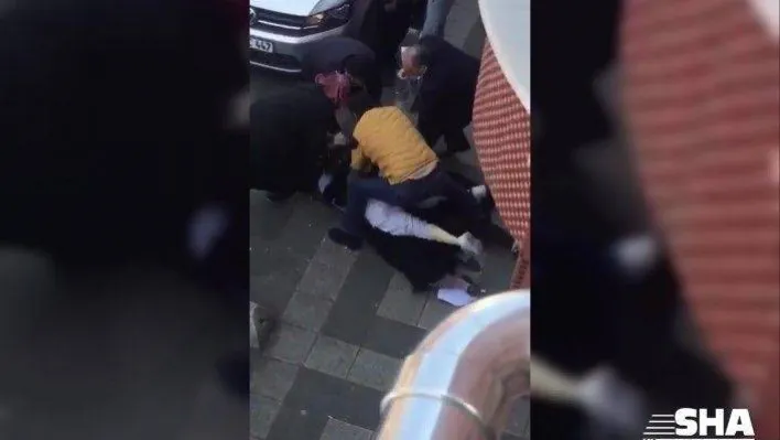 (Özel) Ekmek sırasında bekleyen kadınların saç saça baş başa kavgası kamerada