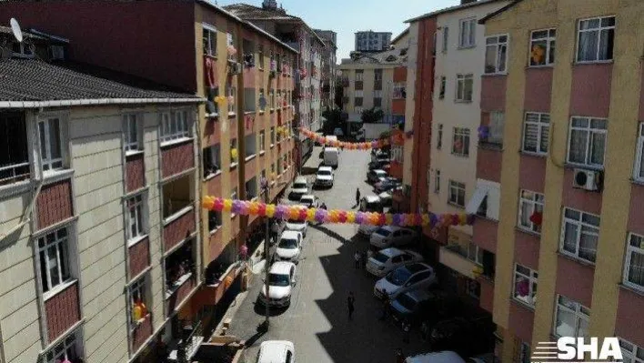 (Özel) Evlerinin camlarını ve sokağı süsleyip, ilahiler çalarak bayramı sokağa taşıdılar