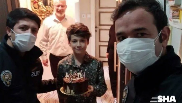 Polis olmak isteyen gence polislerden sürpriz doğum günü kutlaması