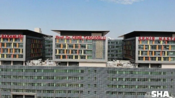 Prof. Dr. Cemil Taşçıoğlu'nun adının bulunduğu tabela hastaneye asıldı