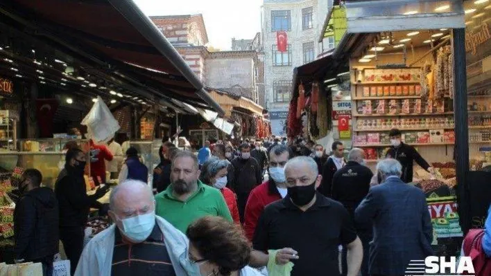 Sokağa çıkma kısıtlaması öncesi Eminönü Meydan'da insan yoğunluğu