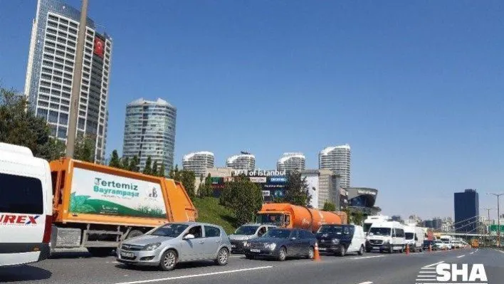 Sokağa çıkma kısıtlamasında Mahmutbey Gişeleri'nde uzun kuyruklar oluştu