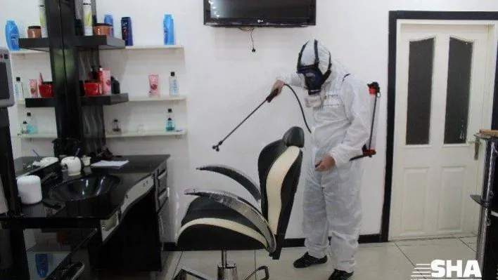 Zeytinburnu'nda berber ve kuaförler dezenfekte ediliyor