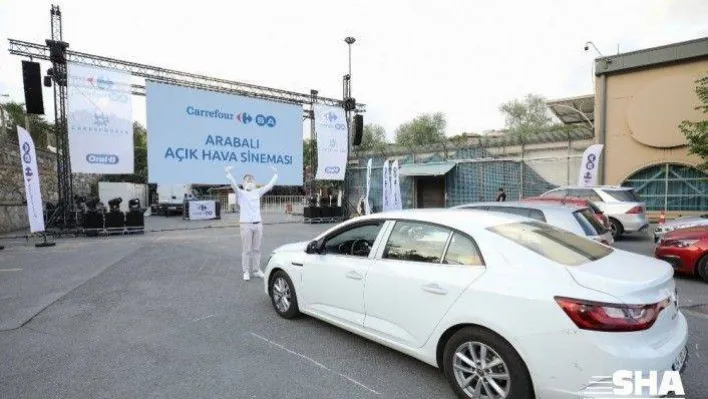 Arabalı açık hava sinemasında beyaz perdeye 'Bizim için Şampiyon' yansıdı