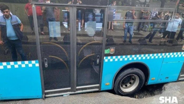 Bağcılar'da yol çöktü içinde yolcu bulunan otobüs çukura saplandı