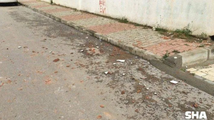 Çocukların bahçesinde oyun oynadığı binaya yıldırım düştü