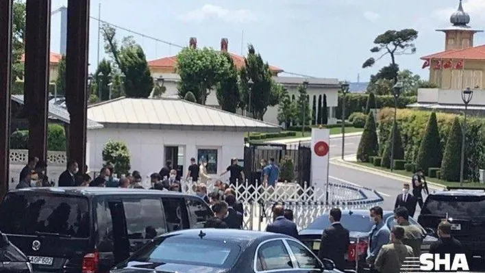 Cumhurbaşkanı Erdoğan pandemi sürecinden sonra İstanbul'da ilk kez bir camide cemaatle Cuma namazı kıldı