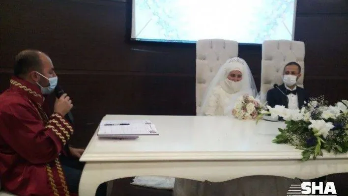 Fatih'te yeni normalle beraber nikahlar kıyılmaya başlandı