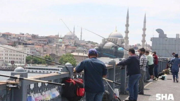 Galata köprüsü üzerinde balıkçılar uyarıyı dinleyip, kurala uydu