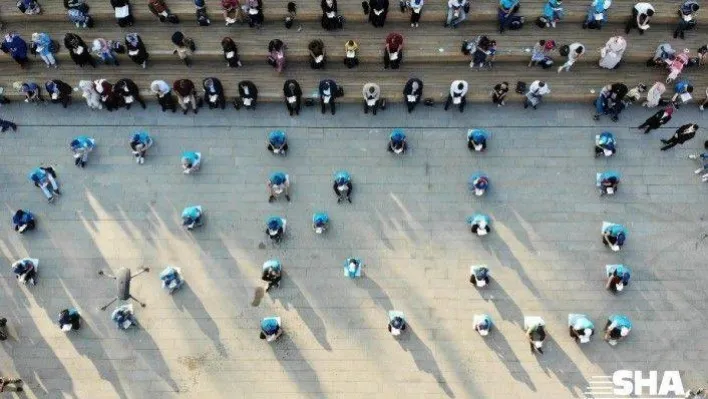 Gençlerin 'oku' kareografisi oluşturarak kitap okuması havadan görüntülendi