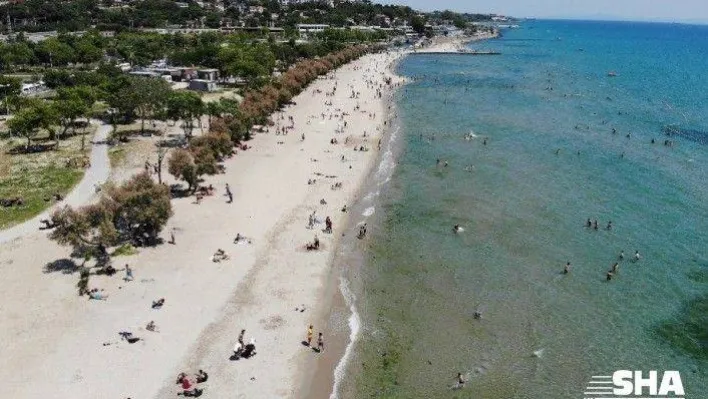 Halk plajındaki sosyal mesafesiz yoğunluk havadan görüntülendi
