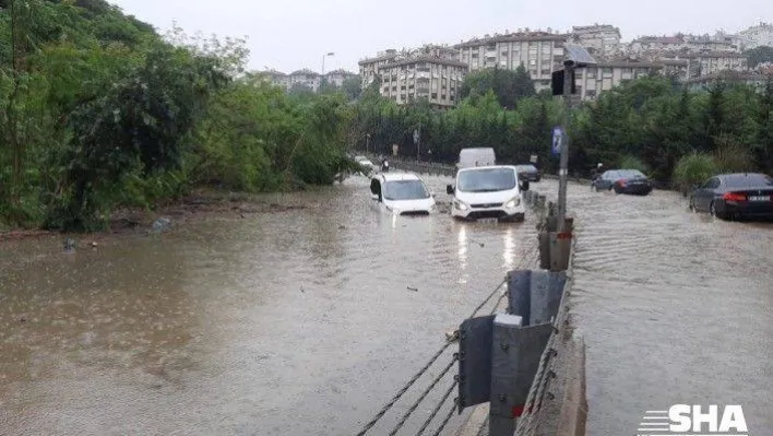 İstanbul'da göle dönen yolda araçlar mahsur kaldı