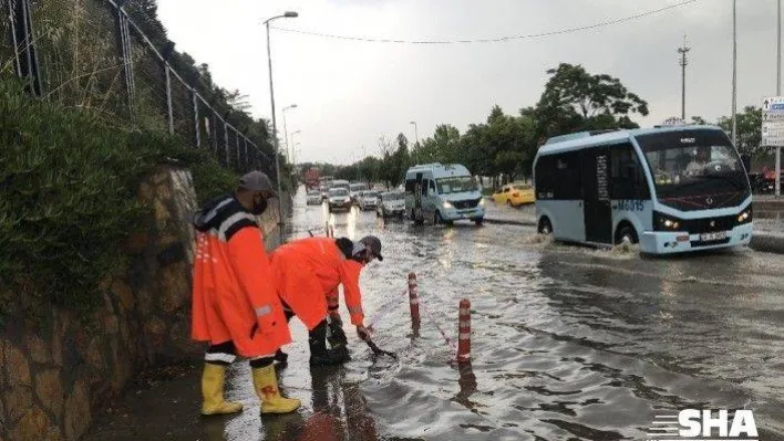 İstanbul'da sağanak yağmur etkili oldu, Harem Sahil yolunu su bastı