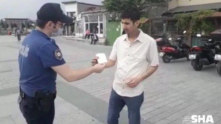 Kağıthane polisi vatandaşa maske dağıttı