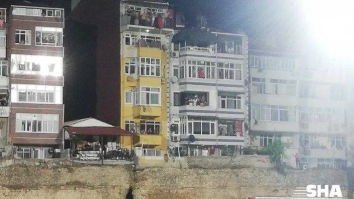 Karagümrük, galibiyeti balkondaki taraftarıyla kutladı