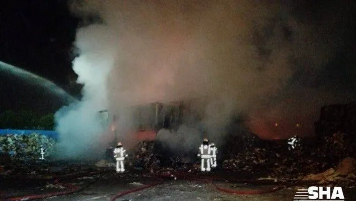 Katı atık toplama merkezi gece saatlerinde alevlere teslim oldu