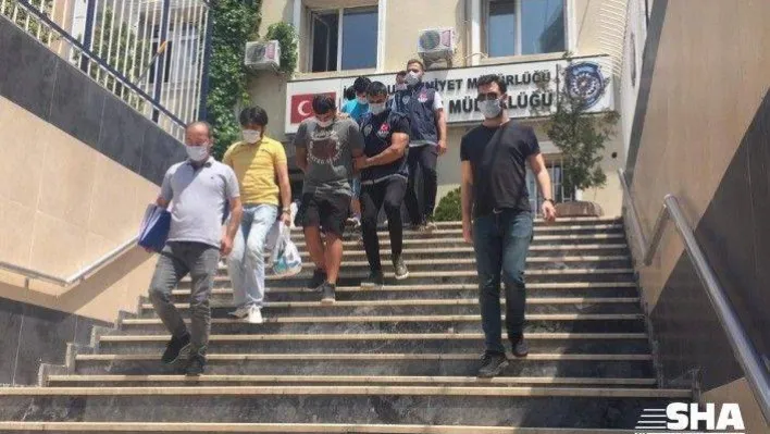 Kendilerine polis süsü vererek para ve cep telefonu çalan şebeke kamerada