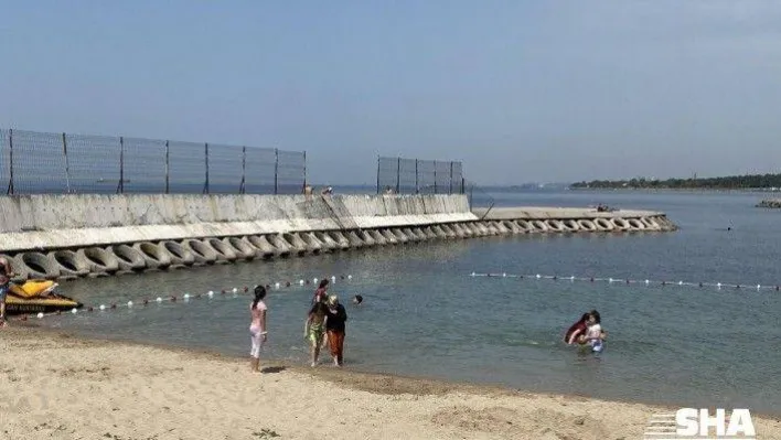 Kısıtlamaların kalkmasıyla birlikte Caddebostan sahilde denize girdiler