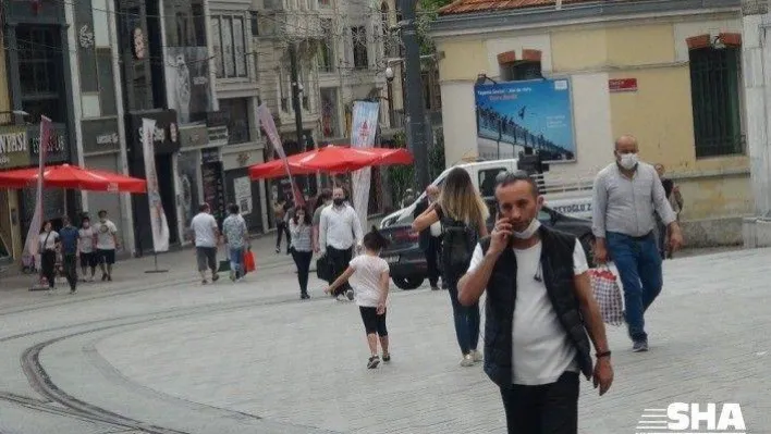 Kısıtlamanın bitmesiyle vatandaşlar Taksim Meydanı'na akın etti