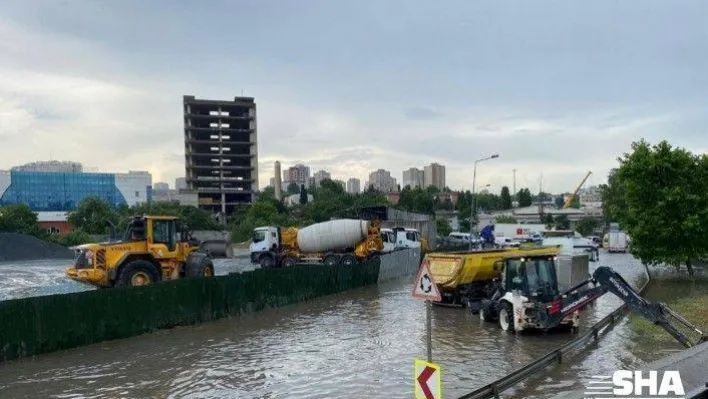 Küçükçekmece'de cadde göle döndü