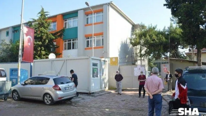 LGS'ye girecek olan öğrenciler okul önlerinde yoğunluk oluşturdu