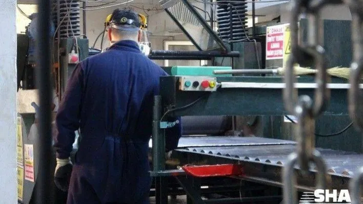 Osmanlı saraylarının vazgeçilmezi 'kurşun'un dökümü ve çatılara kaplanması işte böyle yapılıyor