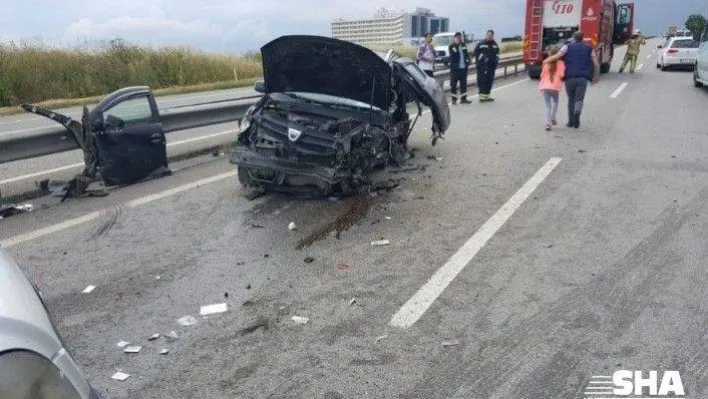 Otomobilin bariyerlere çarptığı kazada 6 kişi yaralandı