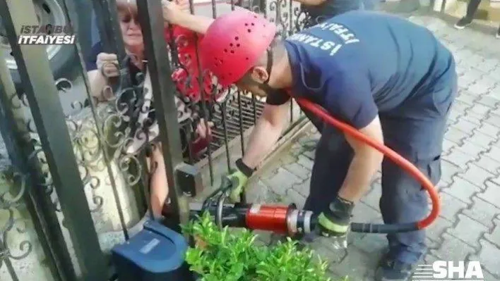 Oyun oynarken ayağını kapının parmaklıklarına sıkıştırdı, imdadına itfaiye yetişti