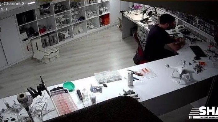 (Özel) Ayak ayak üstüne atarken yere düşen şahıs  kamerada