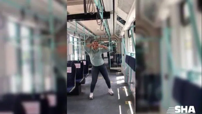 (Özel) Boş bulduğu tramvayda zumba yaptı